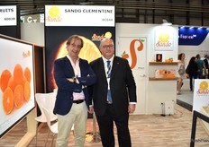 Lluis Corral y Joan Antoni Caballol, en el stand de la Clementina Sando.